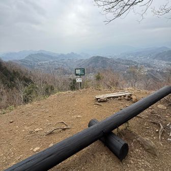 峯山頂。此処の眺望は最高でした。
この丸太のベンチに座ってゆっくりしていたい。