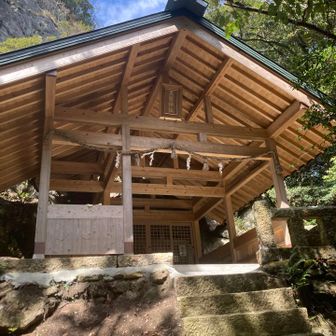 山頂直下の黒髪神社
奥に岩屋がありそう