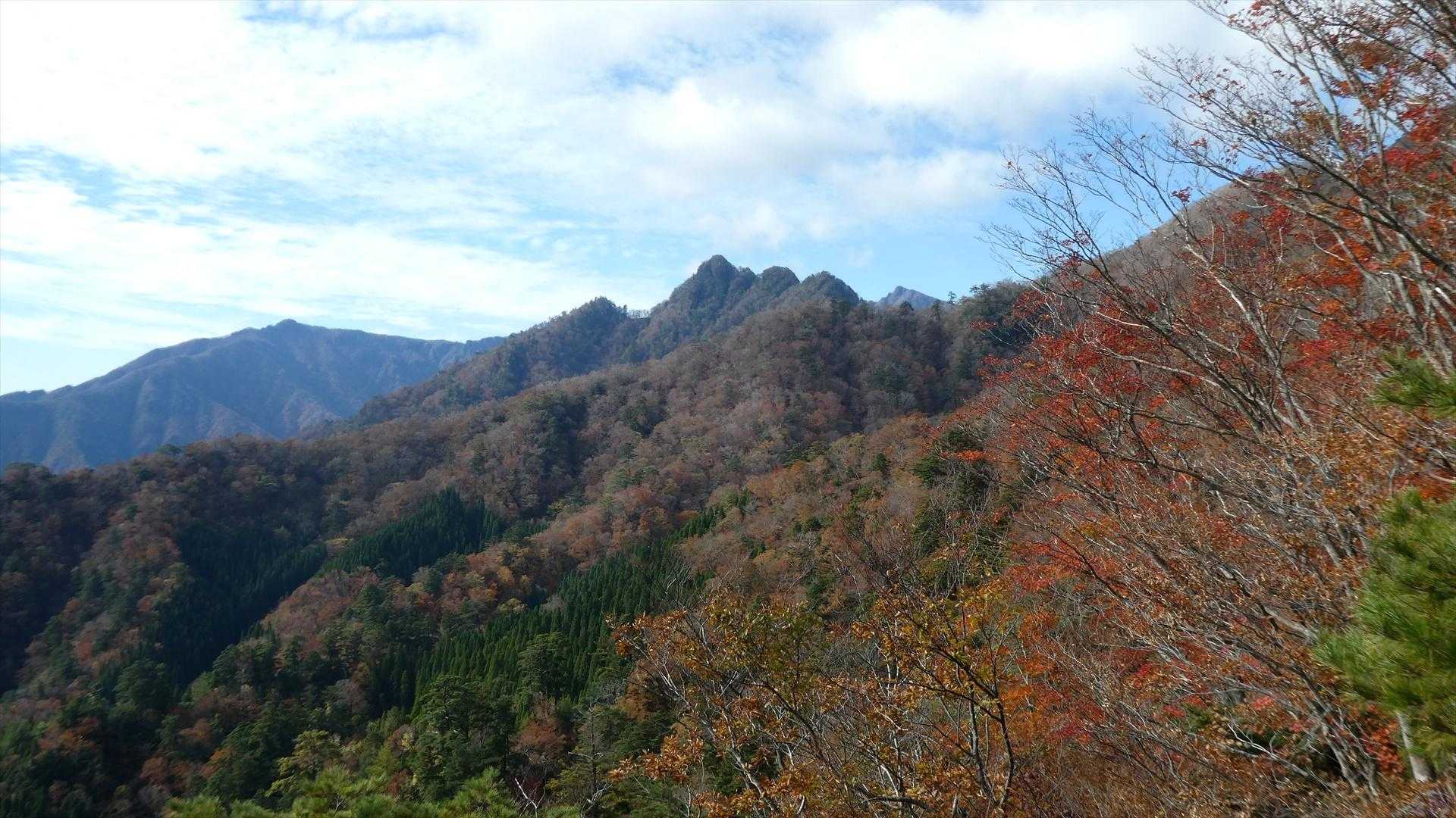 大障子岩、左奥に古祖母山、右奥に祖母山