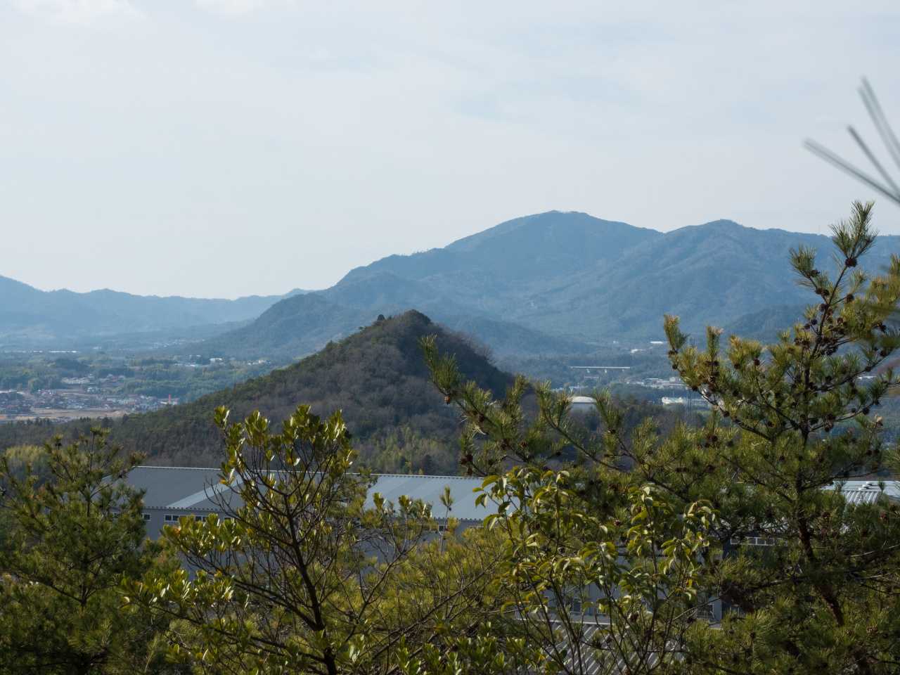振り返ると小田山が見えている。
