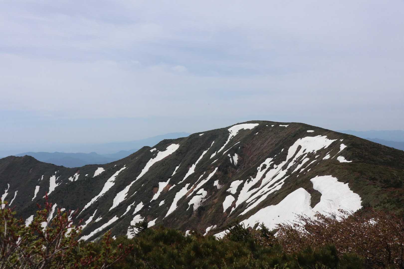 左が不忘山、右が南屏風岳。