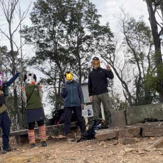 紫山から巻道で戻ると、ふと上の方から…あれ？フナさんじゃね? と声が💦
いしおろっしさんご夫婦とバッタリ！！
記念に両崖山頂で記念写真📷✨
バッタリ会うなんてサイコーすぎました😆