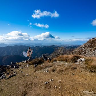着替えて📷

髪留めを車に忘れてしまったの…残念😢

右上の黒いのは鳥さんです。鳶かな？