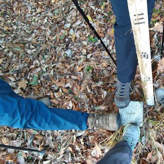 久しぶりの４人です
私、三角点標示杭に🥾