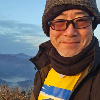 今日の落とし物はグレーバンダナとフック付きハンドタオル
西峰山頂です。多分少し戻りかけのとこ😓
被るとメガネずれて情けない顔に🤣