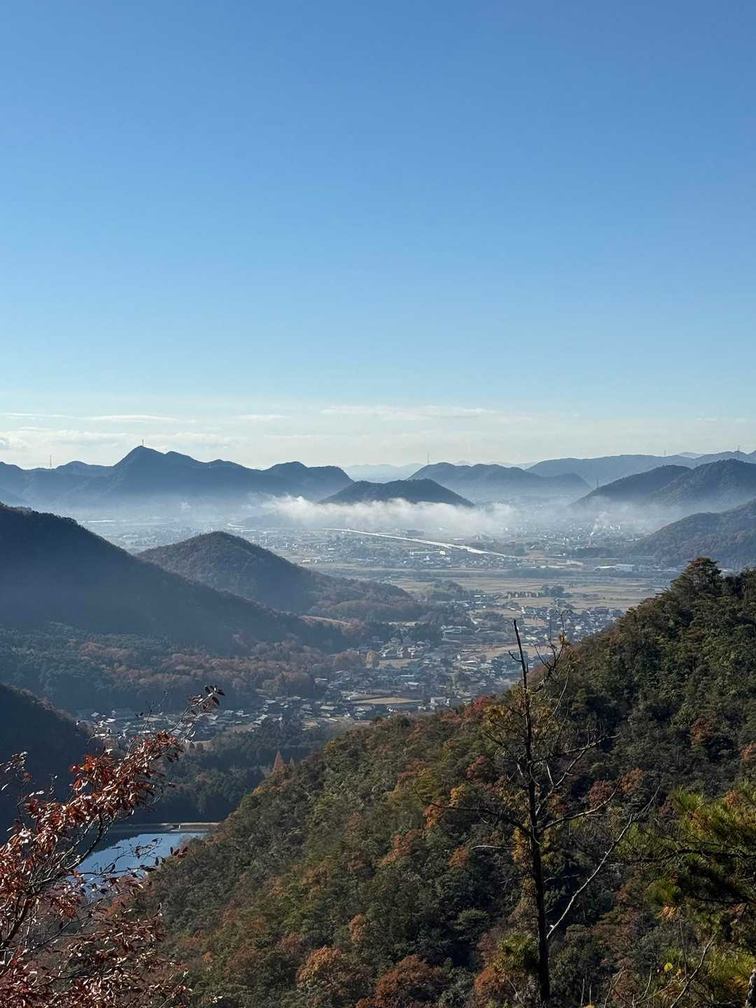 遠くにはまだ霧が支配する領域！

清々しい景観‼️

濃い灰色の山々のシルエットと雲海がマッチ😃
