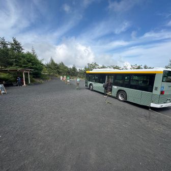 御殿場口五合目で今日は終了。吉田口とは違って落ち着いた五合目で１時間ぐらい過ごす。トイレは半地下で綺麗だった。バスは１０人ぐらいの乗客。