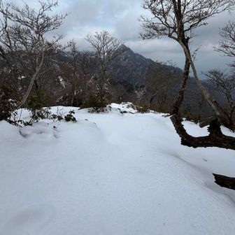 ここらへんはまだ雪深いっ☃️❣️