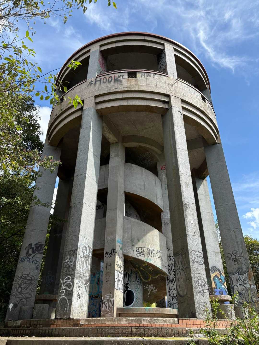 山頂展望台
上で軽くお昼にします😋

それにしても落書きが多い😳