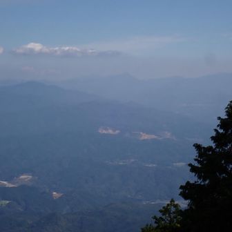 園地から高見山が見えます
明日行きます
まさかの園地で一時間
そろそろ山頂を目指します
この先でけいじ君、キーコさんにばったり
お孫ちゃんと元気に金剛山
