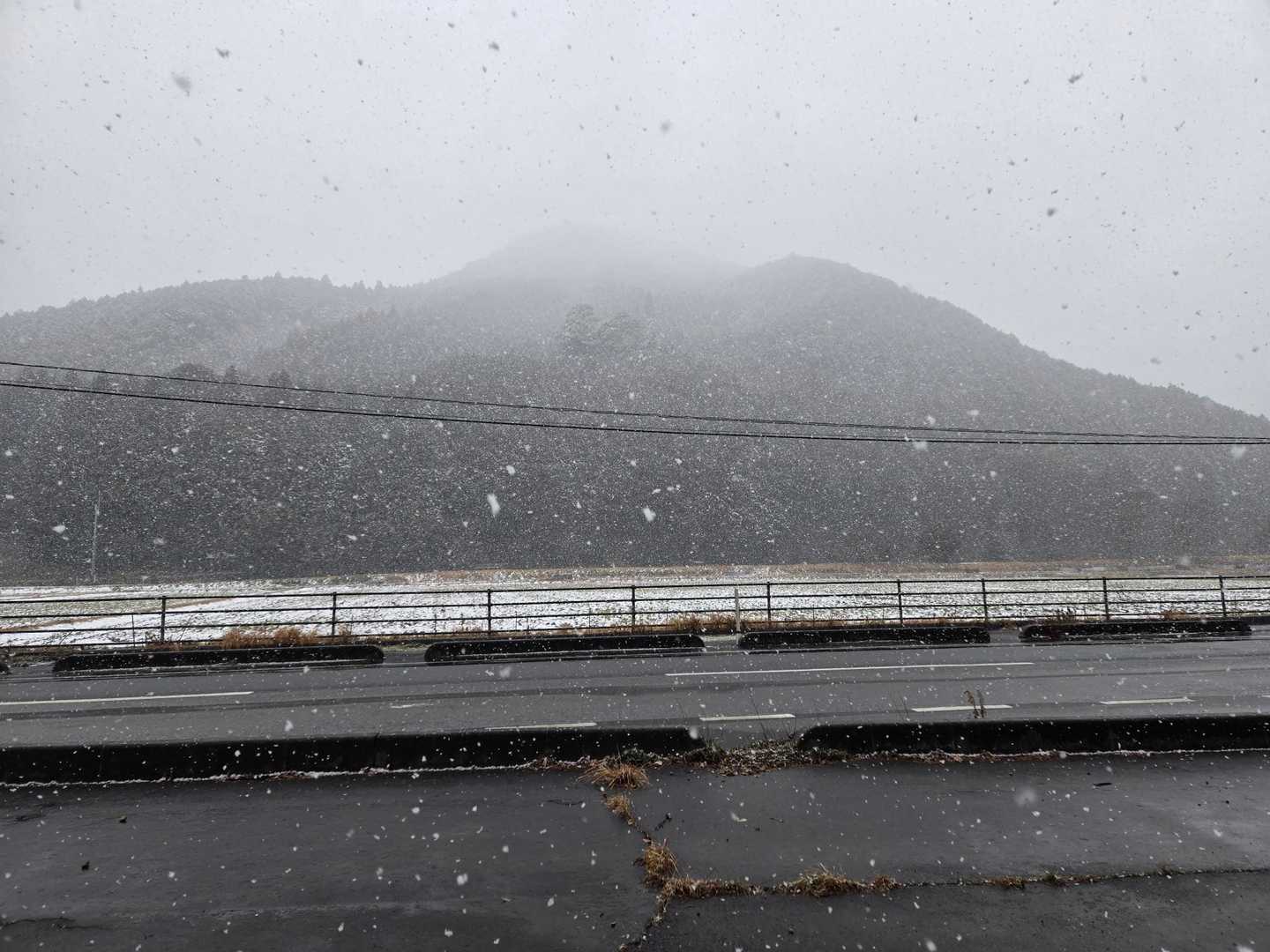 めっちゃ雪降ってる
こんな天気だから私以外誰もいないと思ってたけど、駐車場に先客が！
ソロ男性が準備してました😊