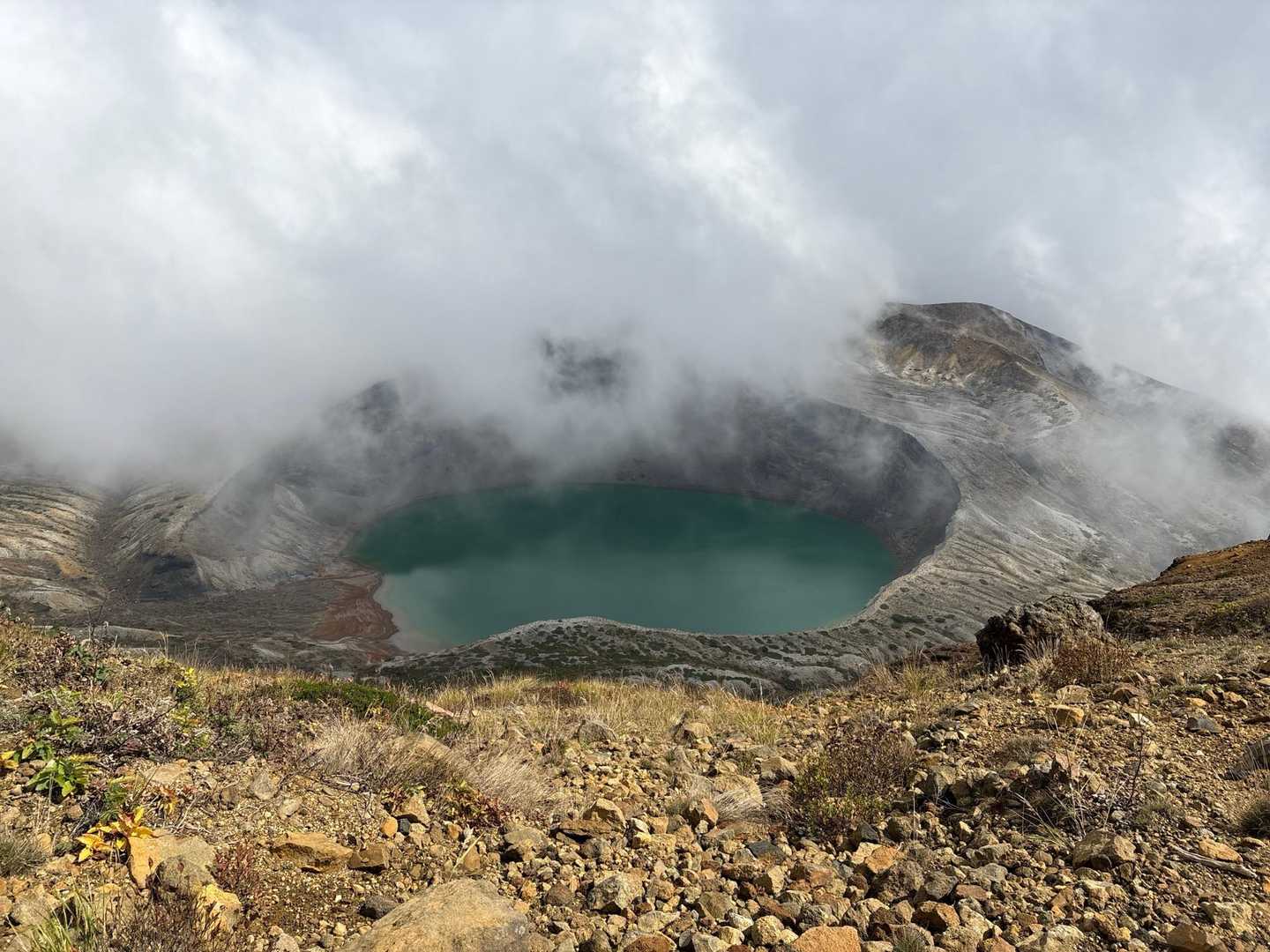蔵王山 | エメラルドグリーンに輝く神秘の火口湖、荒涼たる火山帯に広がるパノラマの写真
