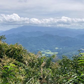 奥に見えるのは飯豊連峰