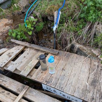銘水「茶臼の水」岩の間から湧いている。美味しい