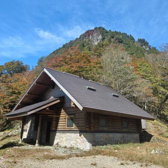 行者還岳小屋🛖と奥に見えるのが行者還岳⛰️　ここから見たらイカツイ🤩