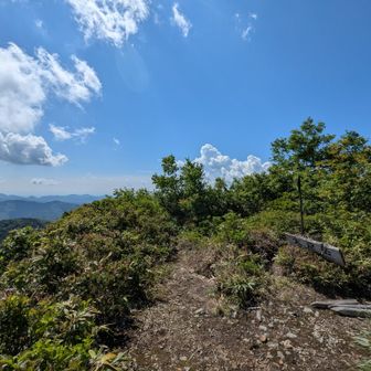このあと狭い山頂の人口密度が限界突破した。

大戸岳の別名は昼飯山。
農民たちがこの山のてっぺんに日が昇るのを昼食の目安にしていたことから。