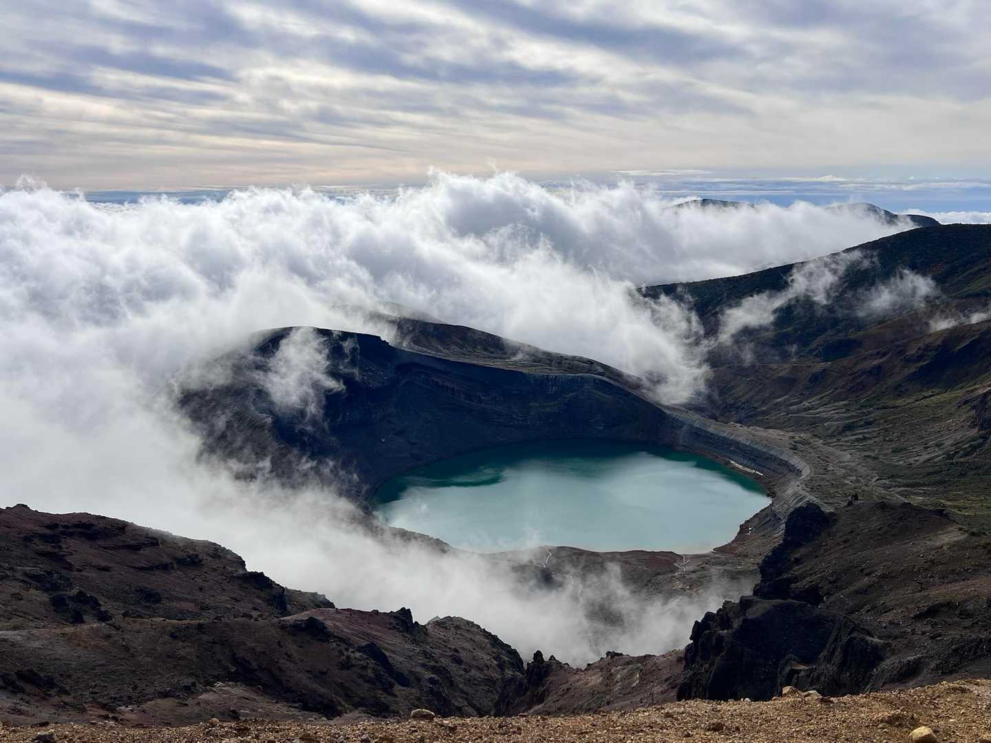 御釜が雲に包み込まれて行くのを眺めてました。
凄くよかったです