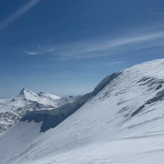 右が浜益岳山頂
左のトンガリは群別岳