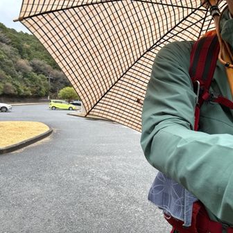 ペットボトルのみ！で行こうとしてて
装備して登る事にしました🤭
ポール代わりに傘🌂　まだ暖かいんで薄々のブレーカーと