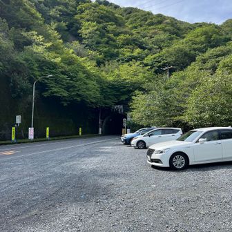 コグルミ谷登山口から場所を変えて
少し上にある、次の山の登山口にきました。
まだ、まぁまぁ停まってます