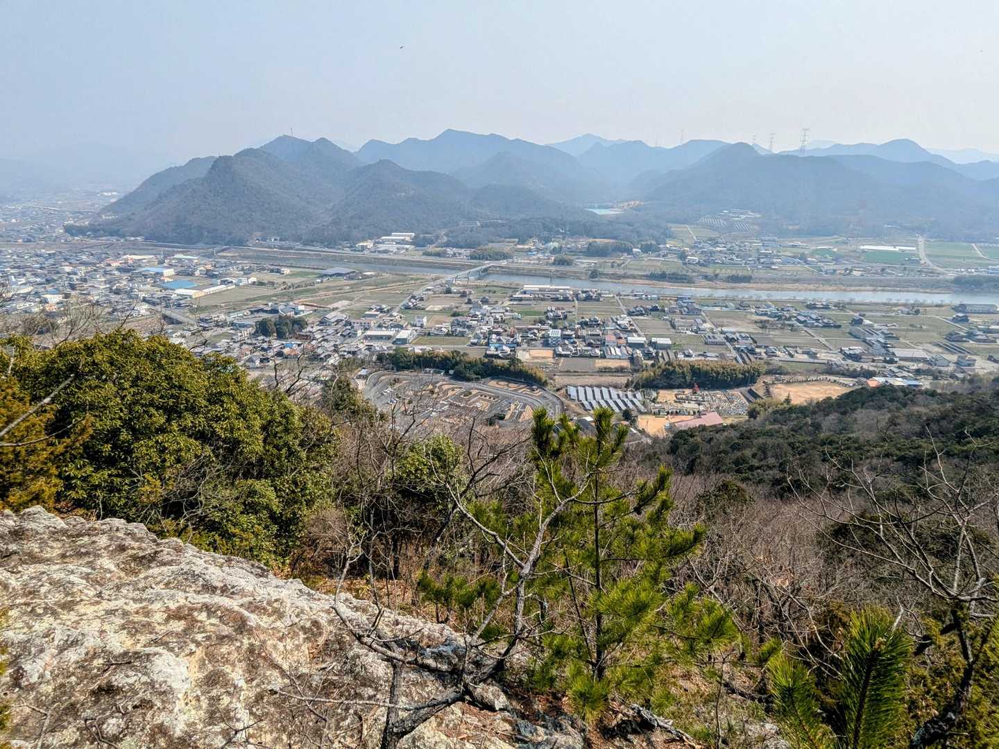 和布山〜金城山〜大坂山〜三草山の山並み。岩場からの見晴らしが良い。