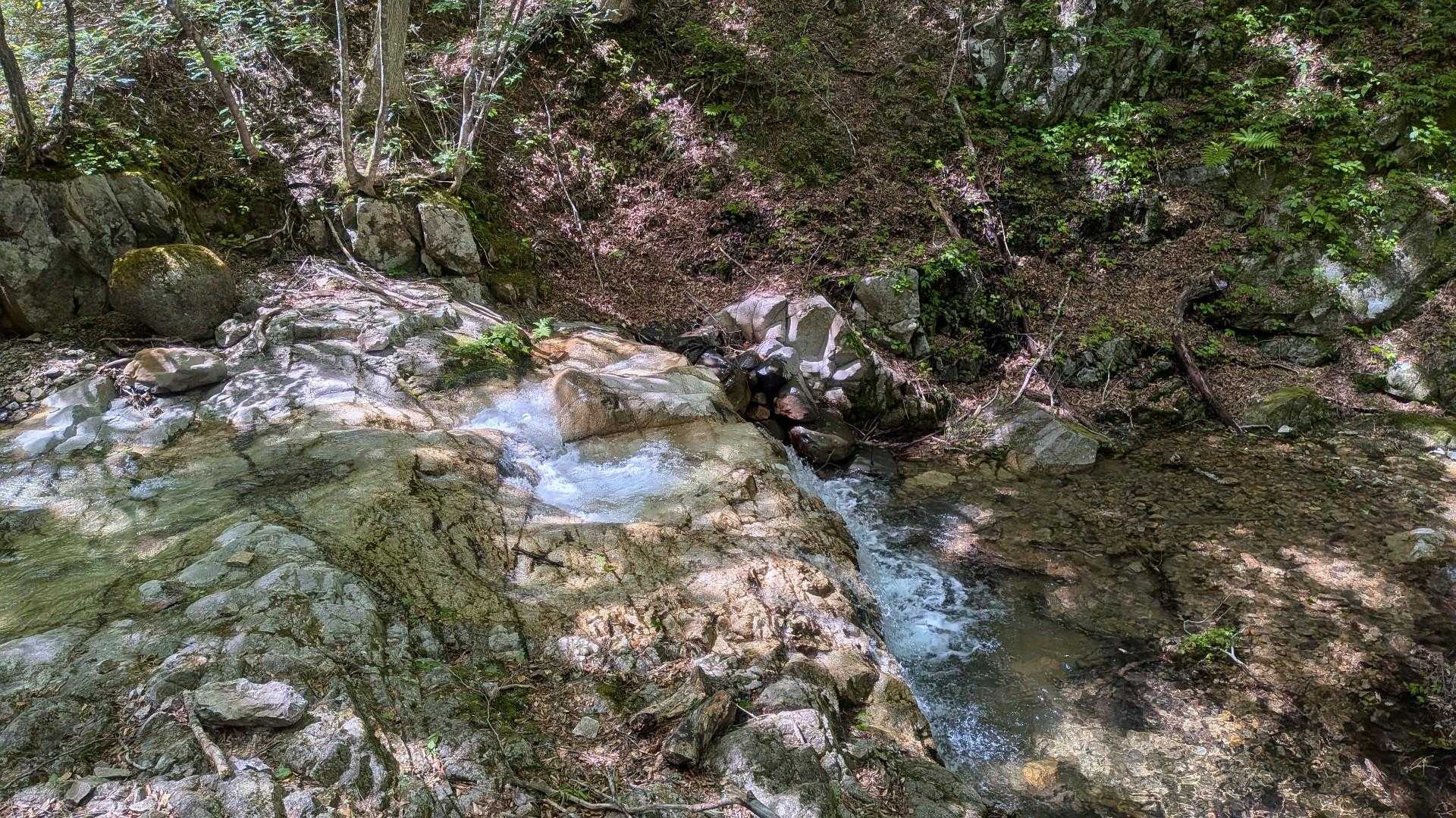 下山して登山口手前で寄り道
衣紋滝を見てきました
冷たい水が気持ちよかったです