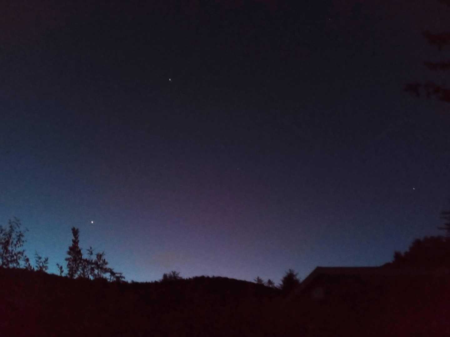 満天の星空で天の川がはっきりと見えました🌌。スマホを取りに戻ると東の空が白み始め、こんな感じに。