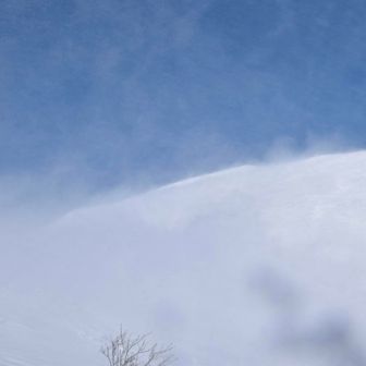 天狗の溜まり場で風が弱まるのを待つも、状況変わらず→無念の下山