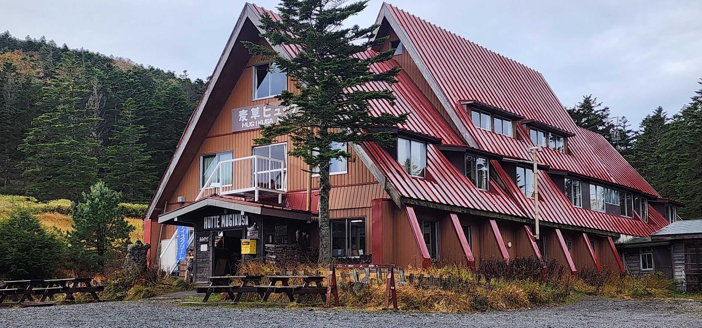 とってもメルヘンチックな佇まいの麦草ヒュッテ。ほのかに薪ストーブの香りが漂っていいいですね～♪下山後ぜひ立ち寄ってみたい♪