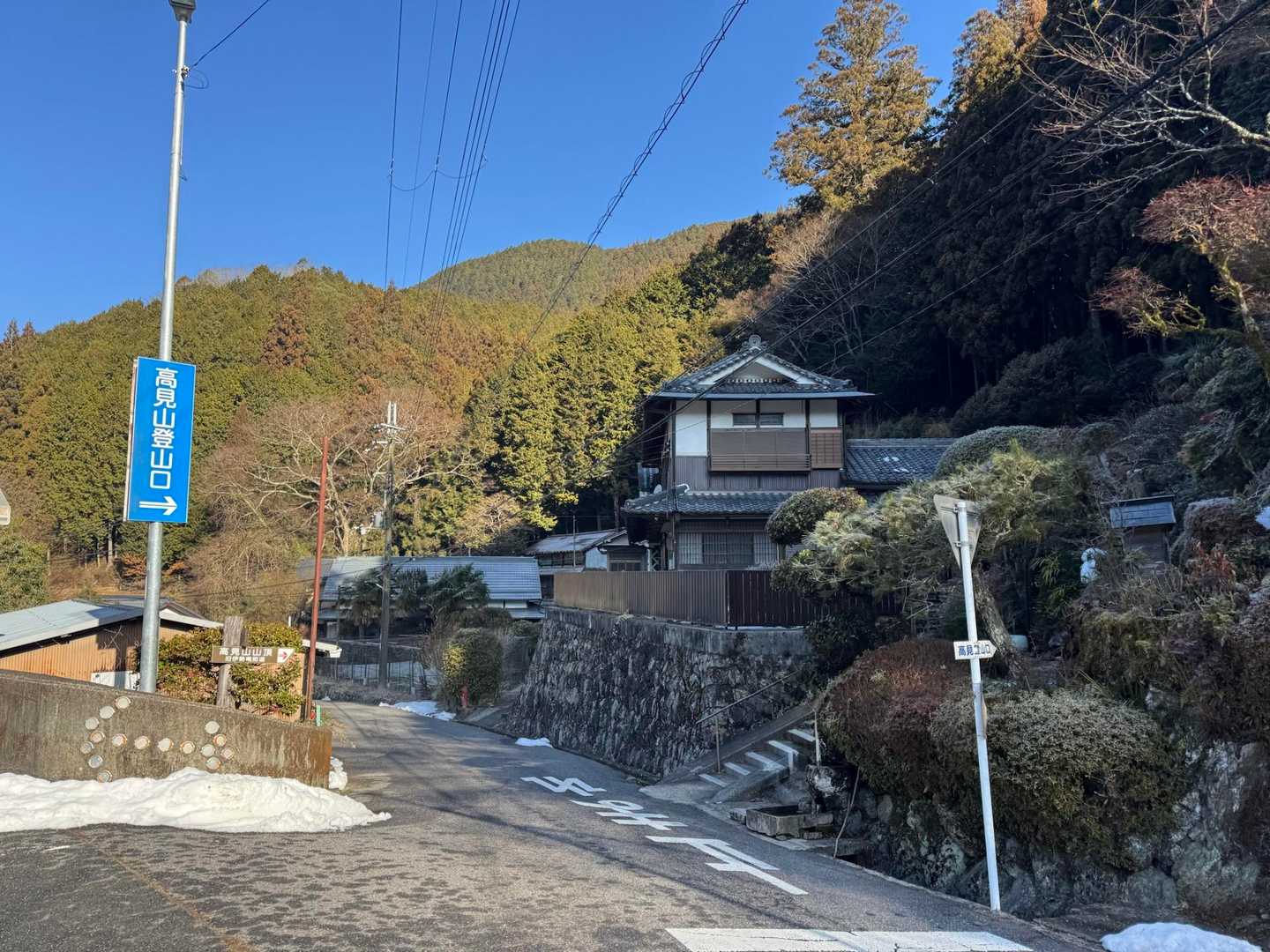 バスに揺られること40分。
登山口に到着！
ゲイター着けたり準備をして
高見山へ向かいます。