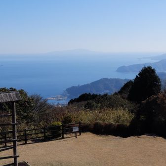 姫の沢公園の展望台から
伊豆半島と相模湾
ここで昼食にしました🍲🥐☕