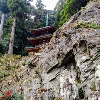 三重塔
手前に役行者さん