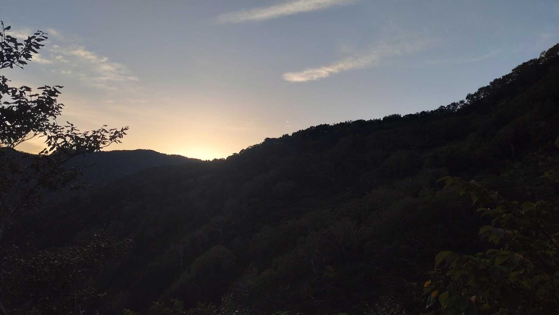 山の向こうから日が登ります