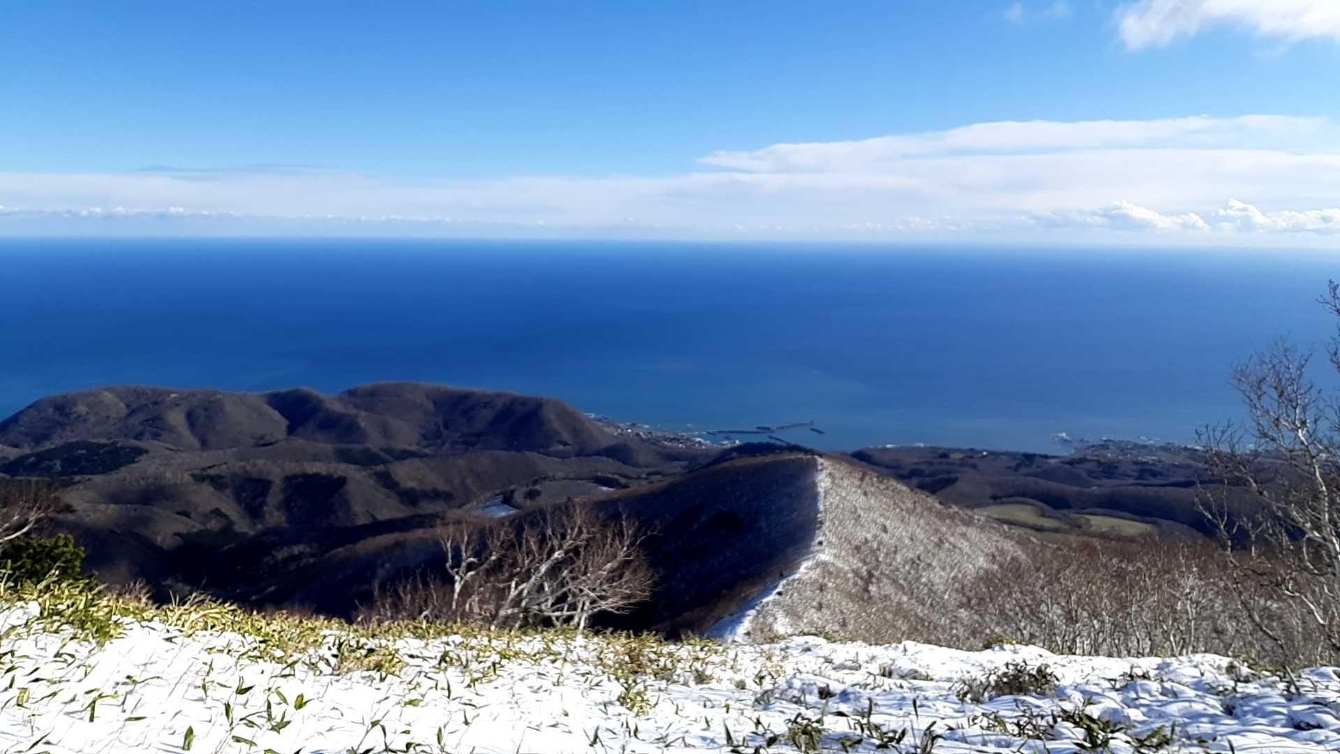 尾根に雪が続いてる先が一枚岳
その左奥が丸山