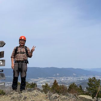 新城市街地をバックに頂上に立つ。