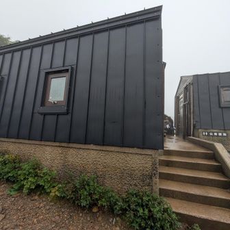 酸ヶ平避難小屋
中を覗くと…超満員✨