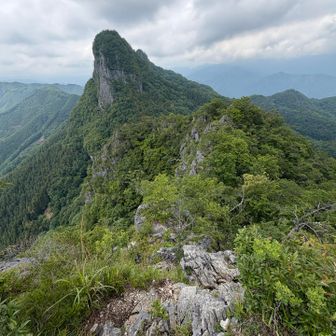 ここから西岳を見るとハングしているように見える