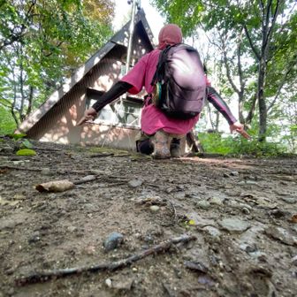 【オマケ、その２】

今回も登頂ポーズ写真を撮りました。

角田山を登ったらこのポーズで写真を撮るのを流行らせたいと思っているので、皆さんもぜひどうぞ(*≧∀≦*)


（おしまい＾＾）