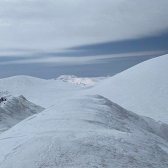 振り返ると後旭岳　トムラウシ　旭岳　
右の急斜面に降りられそうなルートを探索