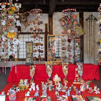 つるし雛。ボランティアの方々の手づくりだそうです