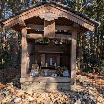 愛宕山の山頂に建つ愛宕神社
小ぶりなお社ですが丁寧に祀られています🙏