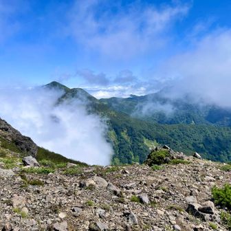火打山と雲が取りきれない妙高山。