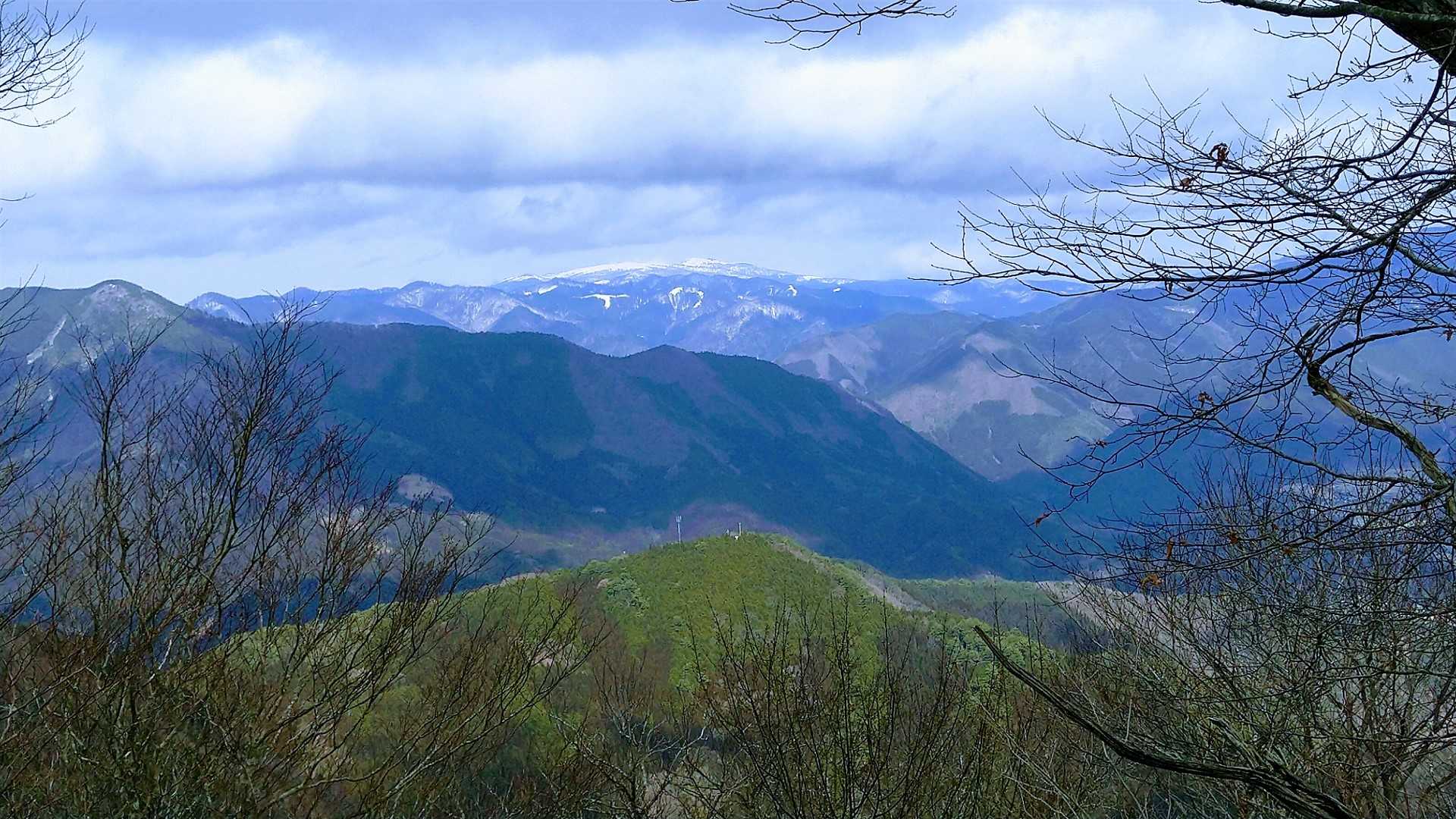 戸倉方面なので…赤谷山でしょうか🤗氷ノ山はさらにその向こうかな😁