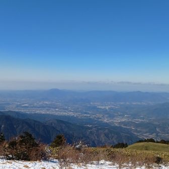 風がちょっと冷たいのでお昼ご飯は神坂小屋まで下りてからにしましょう。