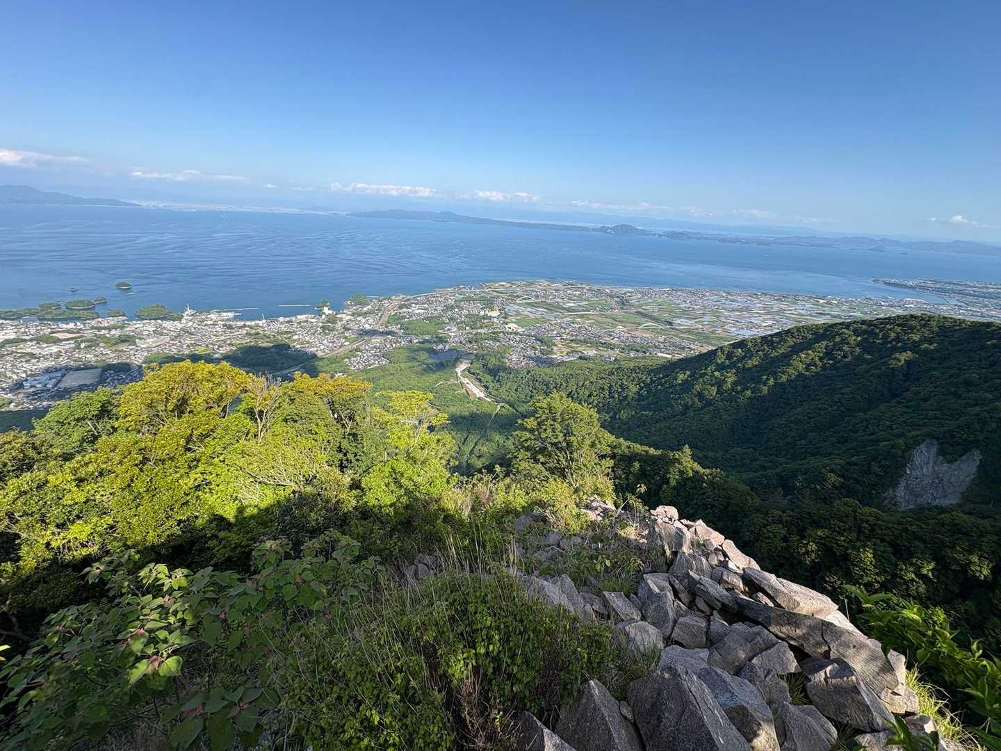 さて、着きました！
天狗山👺

ここは島原市から見た「壁」がここ！
絶壁も絶壁😱

残念なのはソロだと伝わる写真が撮にくい…