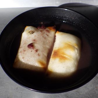 下山は茶屋グルメを楽しみながら。花立山荘のおしるこ、美味。北海道産あずきと焼き餅の香ばしさがたまらん。女将さんいわく前日は−10℃くらいになったのだとか