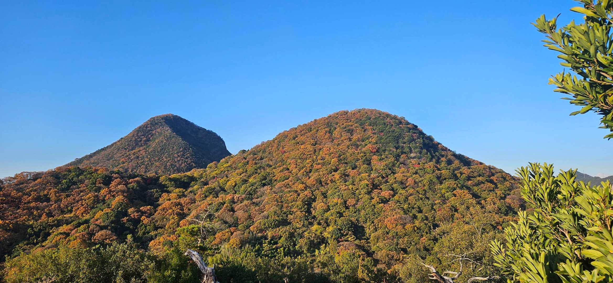 あっという間に香色山
次の筆の山と奥が我拝師山