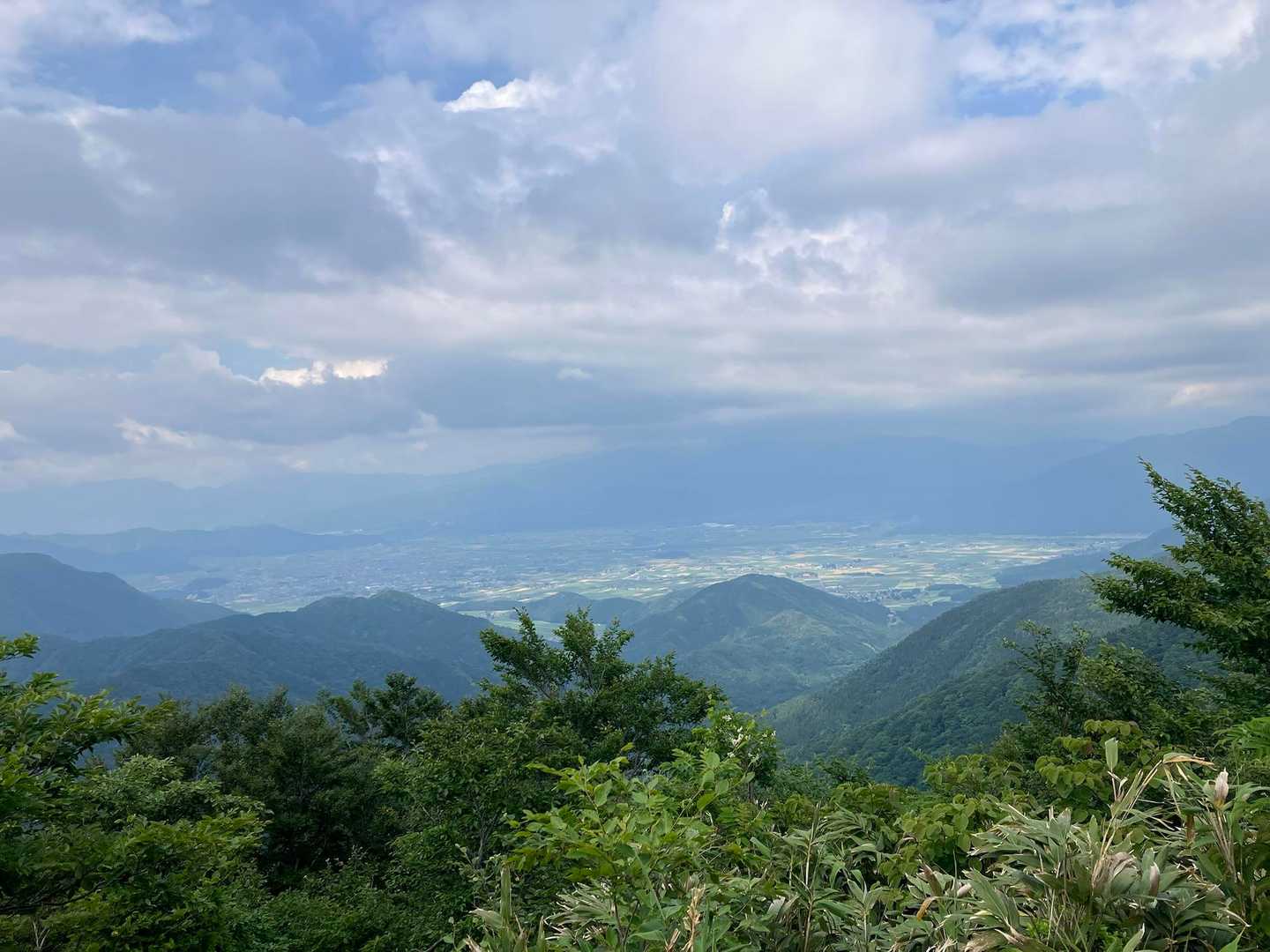 前山
白山は勿論見えませんが
大野盆地はバッチリ