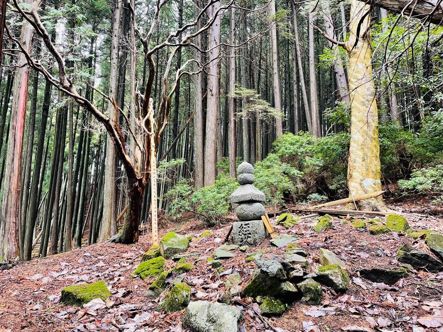 山頂近くにひっそりとありました経塔（きょうとう）❗️この"経塚山"（きょうづかやま）の由来らしいッスよ(*´ー｀*)
