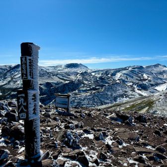 膝上くらいの積雪の登山道を歩いて山頂です．先行者は3名ほどいらっしゃいました．